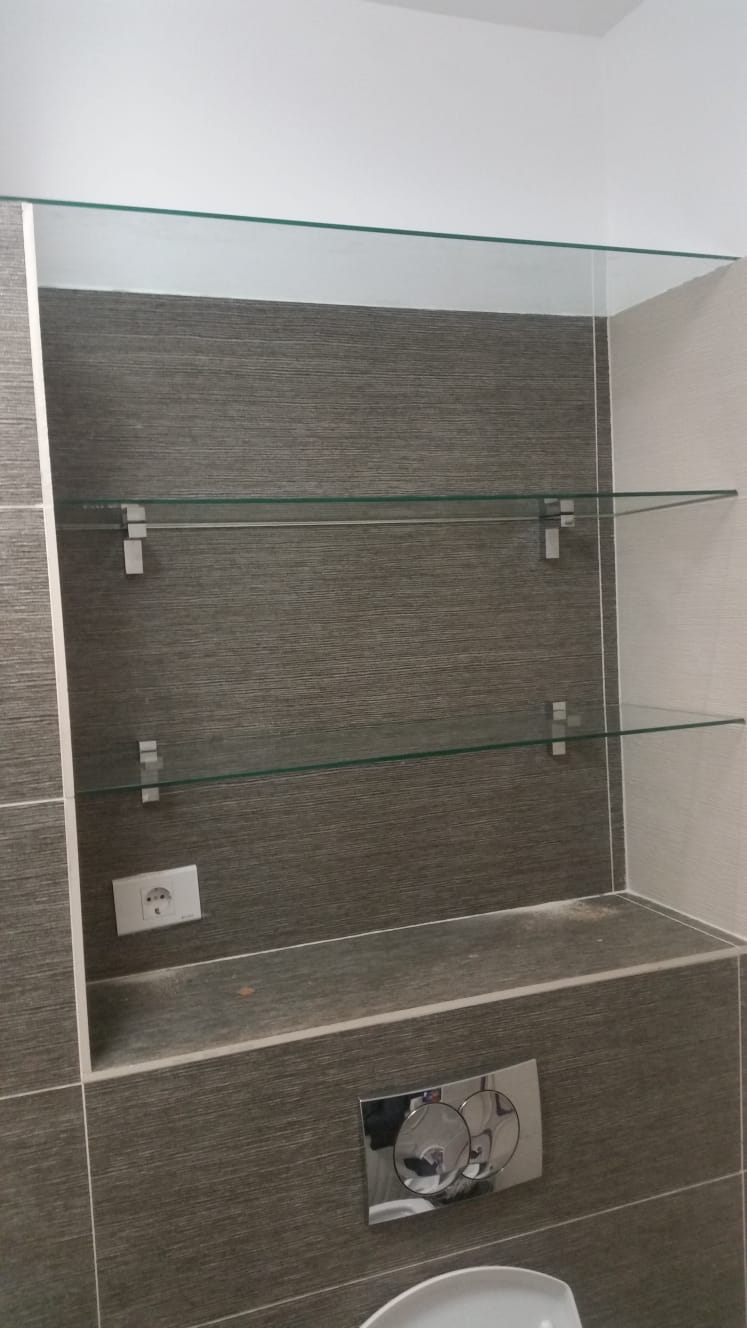 Polita de sticla pe colt cu suporti 5mm Polita de sticla pe colt cu suporti 5mm